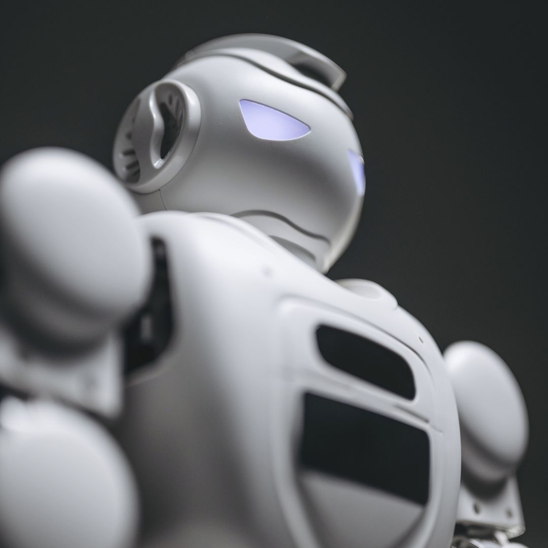 AI Humanoid Home - 가정용 인공지능 도우미, 자연어 대화 지원 및 생활 보조 기능 제공